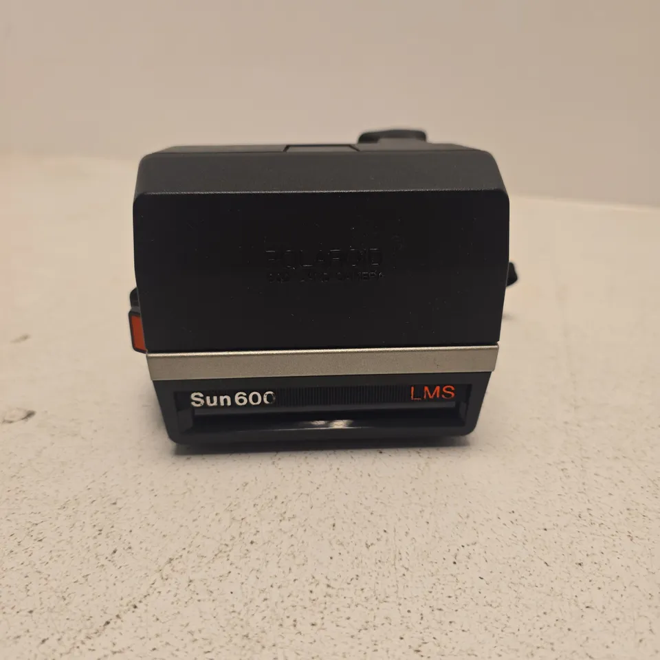 POLAROID SUN 600 LMS INSTANT CAMERA