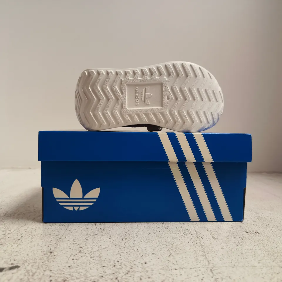BOXED PAIR OF ADIDAS COUNTRY XLG CF EL INFANT TRAINERS IN CREAM/SALMON SIZE UK 6K