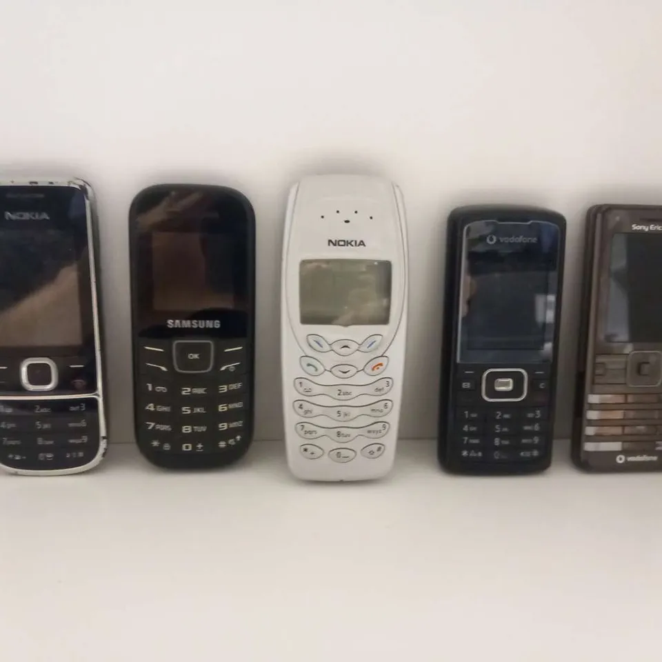 FIVE ASSORTED RETRO MOBILE PHONES