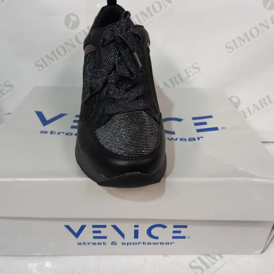 BOXED PAIR OF VENICE SHOES IN BLACK/METALLIC GOLD UK SIZE 5