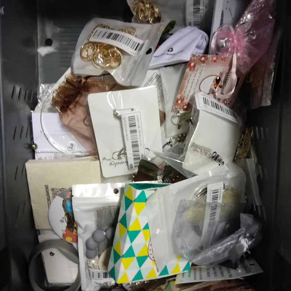 APPROXIMATELY 30 ASSORTED JEWELLERY PRODUCTS TO INCLUDE NECKLACES, RINGS, EARRINGS ETC	