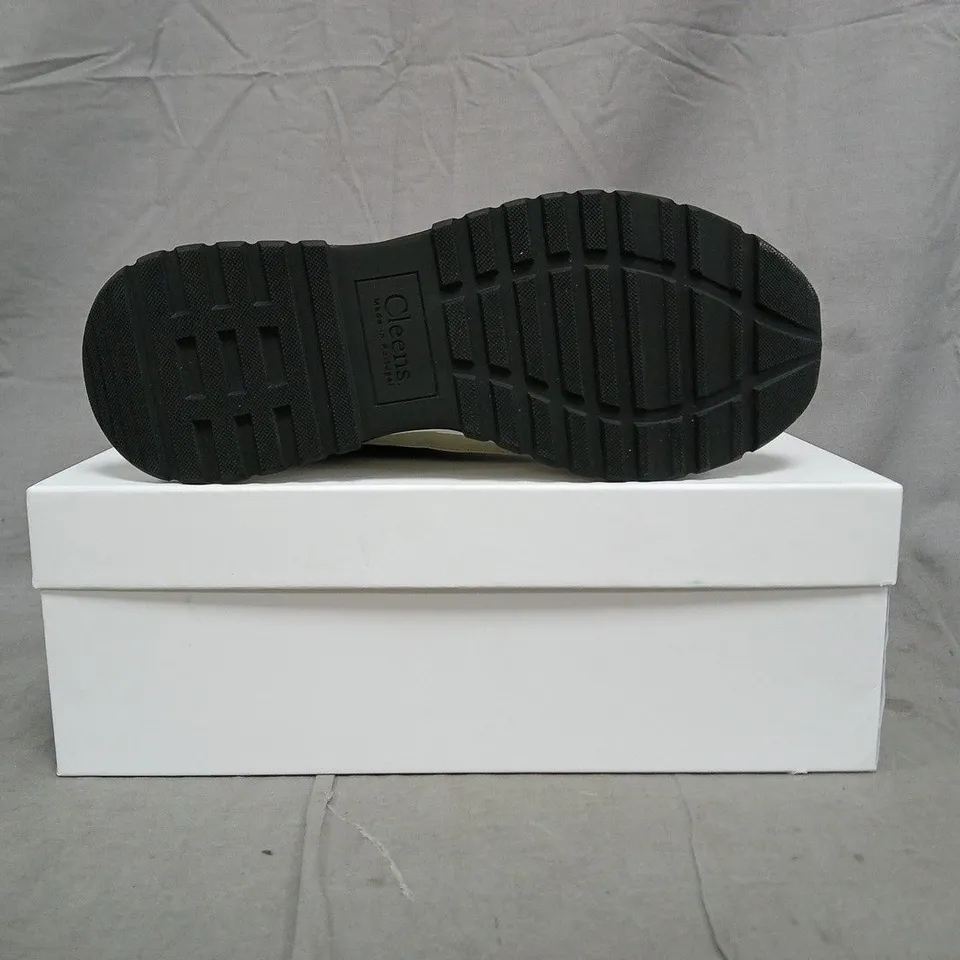 BOXED PAIR OF CLEENS ESSENTIAL RUNNER TRAINERS IN VIPER BLACK/WHITE SIZE UK 9
