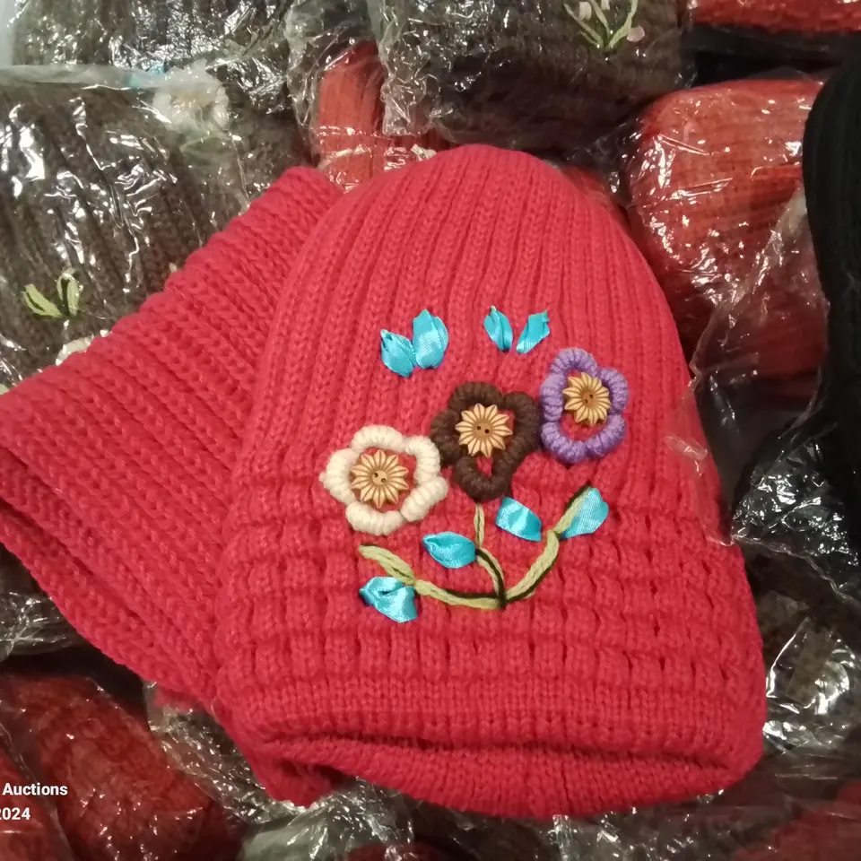 LOT CONTAINING LARGE AMOUNT OF BAGGED WOOLEN HAT AND SCARF SETS IN VARIOUS COLOURS AND DESIGNS 