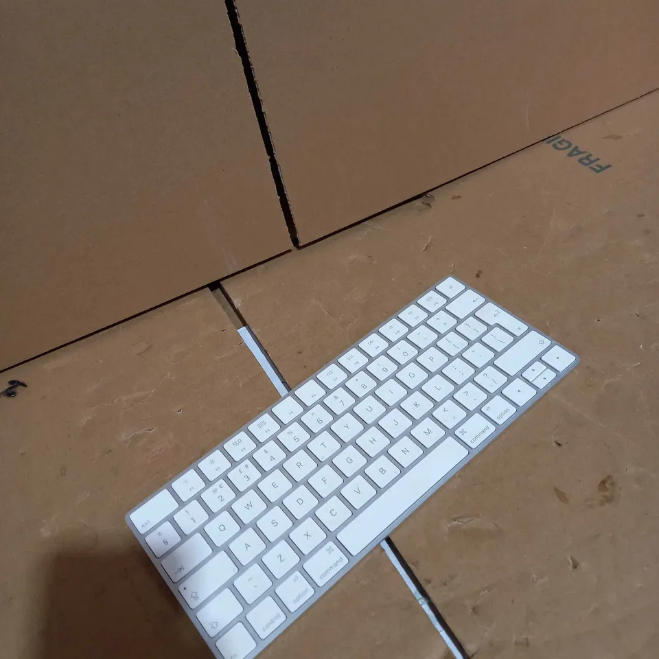 APPLE KEYBOARD 