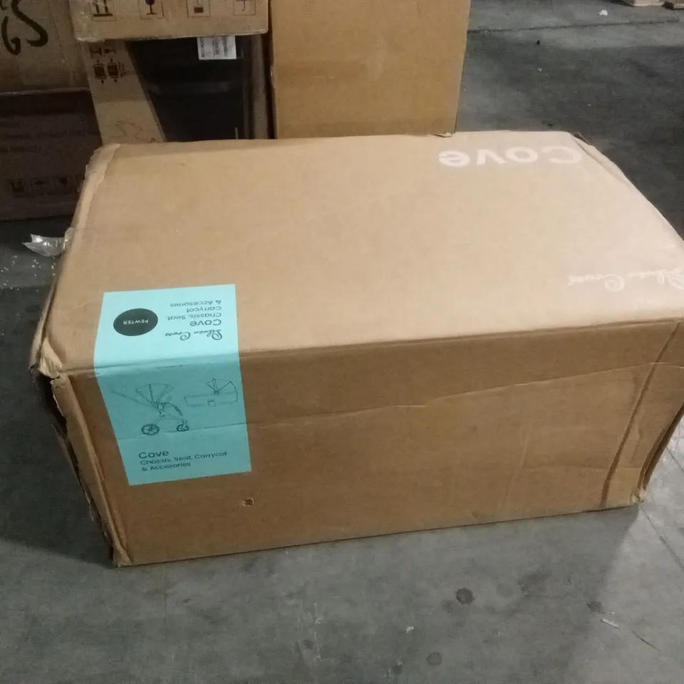 BOXED SILVER CROSS COVE STROLLER & CARRYCOT 