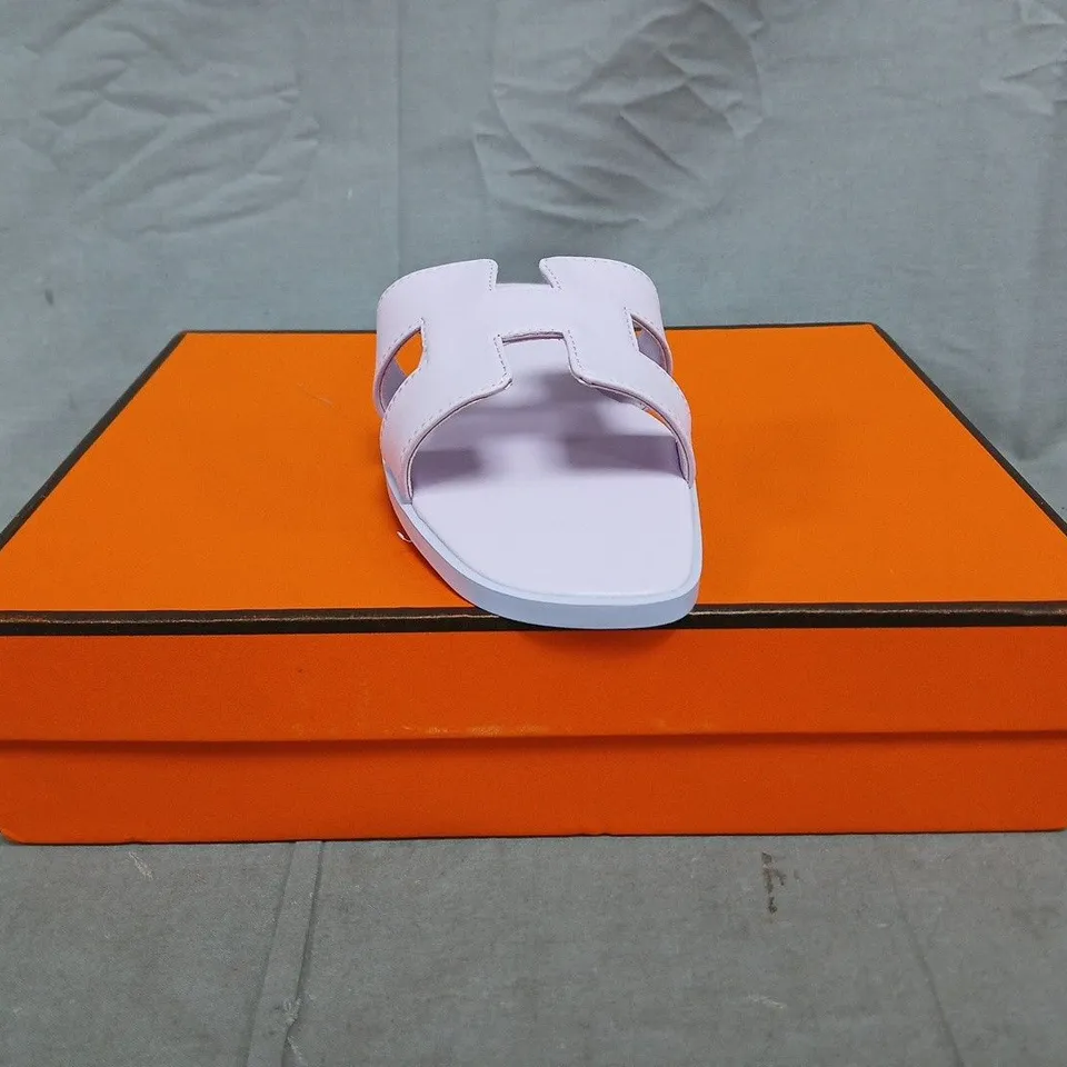 BOXED PAIR OF HERMÉS PARIS OPEN TOE SANDALS IN LILAC SIZE EU 37