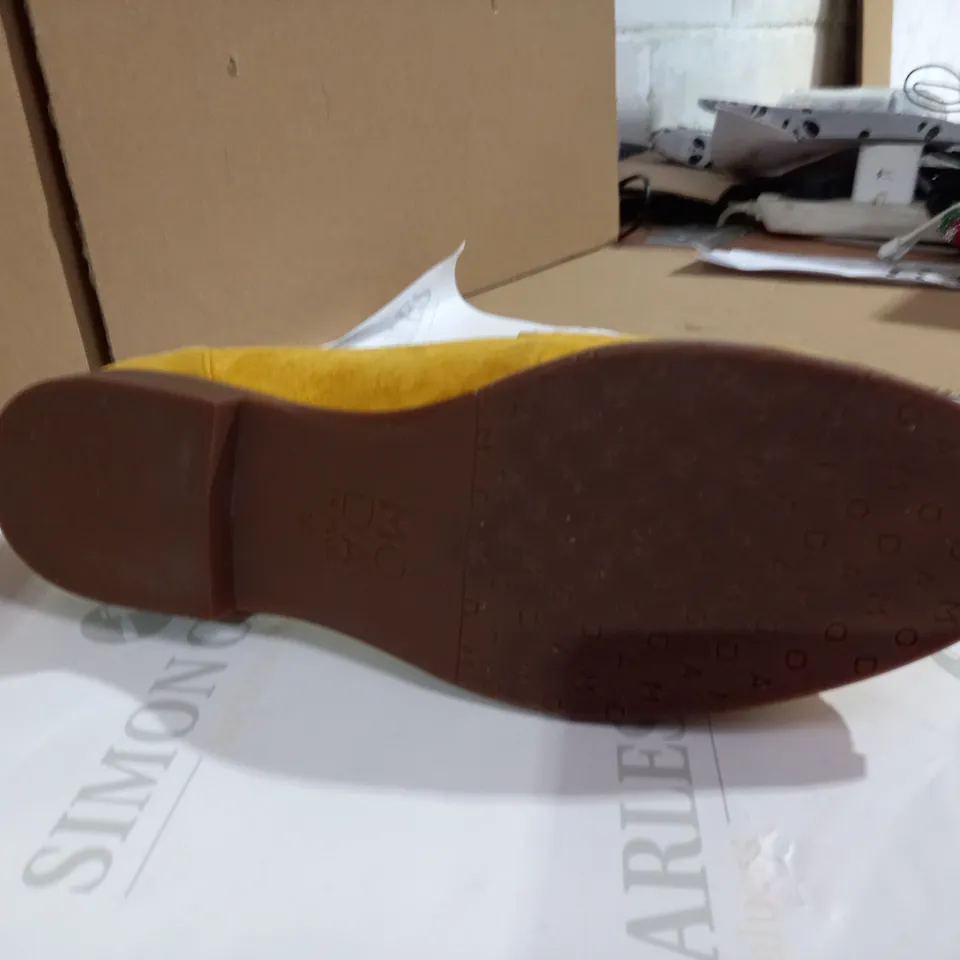 MODA YELLOE SLIP ON SHOES  SIZE 6