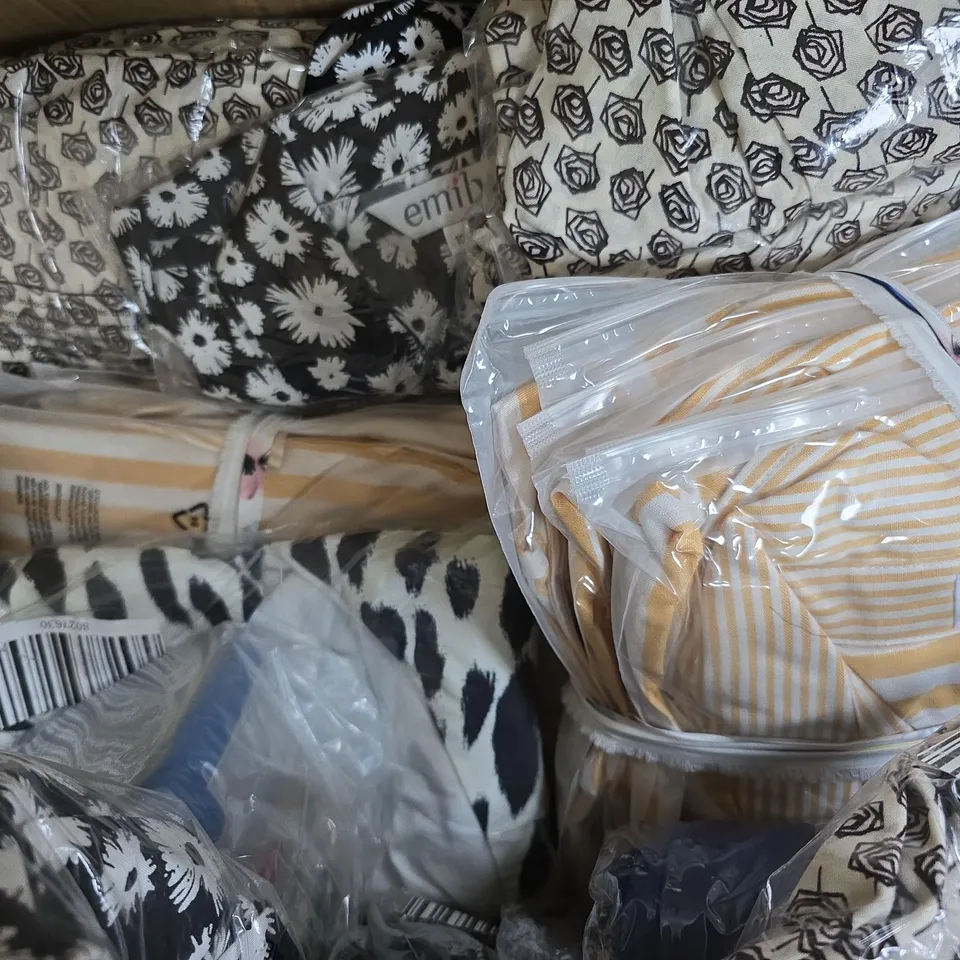 BOX OF APPROX 20 ASSORTED CLOTHING ITEMS TO INCLUDE PAJAMAS, SHIRTS, DRESSES, ETC 