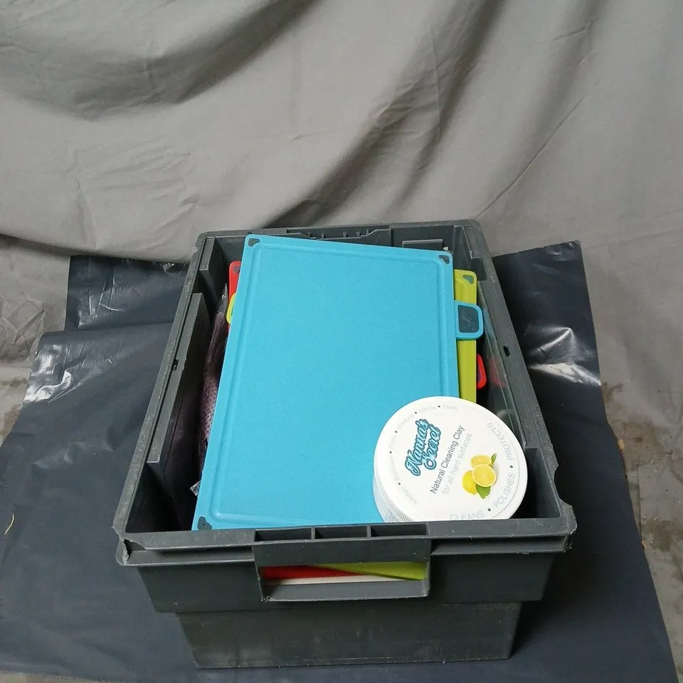 APPROXIMATELY 12 ASSORTED HOUSEHOLD ITEMS TO INCLUDE  MOTION SENSOR LIGHTS, CLEANING CLAY, MOULD MAGIC CLEANER GEL, KIDS KITCHEN BOARDS ETC