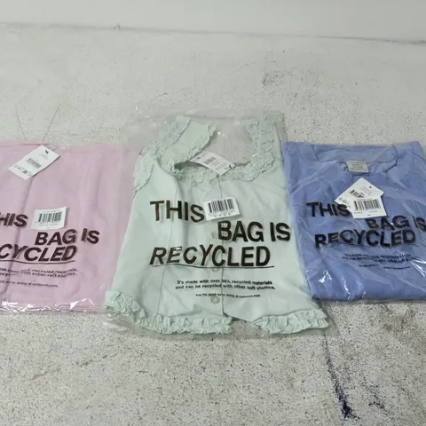 APPROXIMATELY 25 ASSORTED CLOTHING ITEMS IN VARIOUS SIZES, COLOURS & STYLES TO INCLUDE CROPPED FIT T-SHIRT, EMILY RUFFLE TOP, ALL DAY TUBE TOP, ETC 