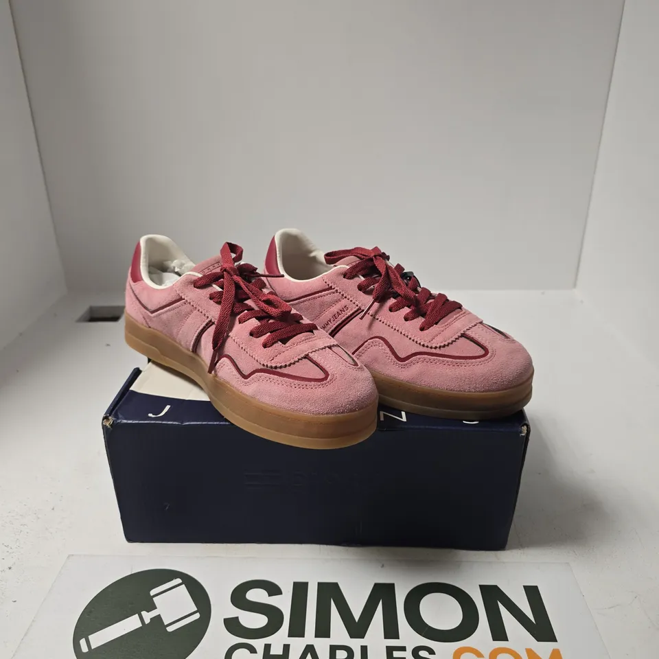 BOXED PAIR OF TOMMY JEANS LOW TOP TRAINERS SIZE EU 41