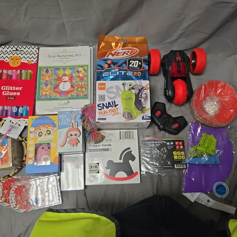 LARGE QUANTITY OF ASSORTED TOYS AND CRAFT ITEMS TO INCLUDE NERF DARTS, SILK PAINTING KIT AND TRIGGER CARDS