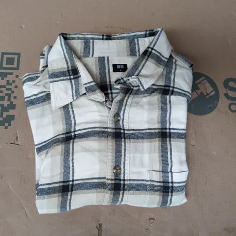 UNIQLO LONG SLEEVE CHECK SHIRT IN CREAM/NAVY SIZE LARGE