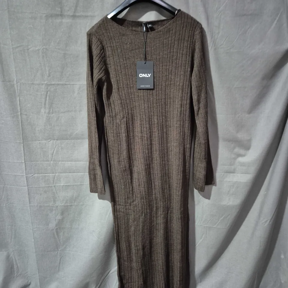 APPROXIMATLY 25 ITEMS INCLUDING TOPS, PANTS JACKES ECT 