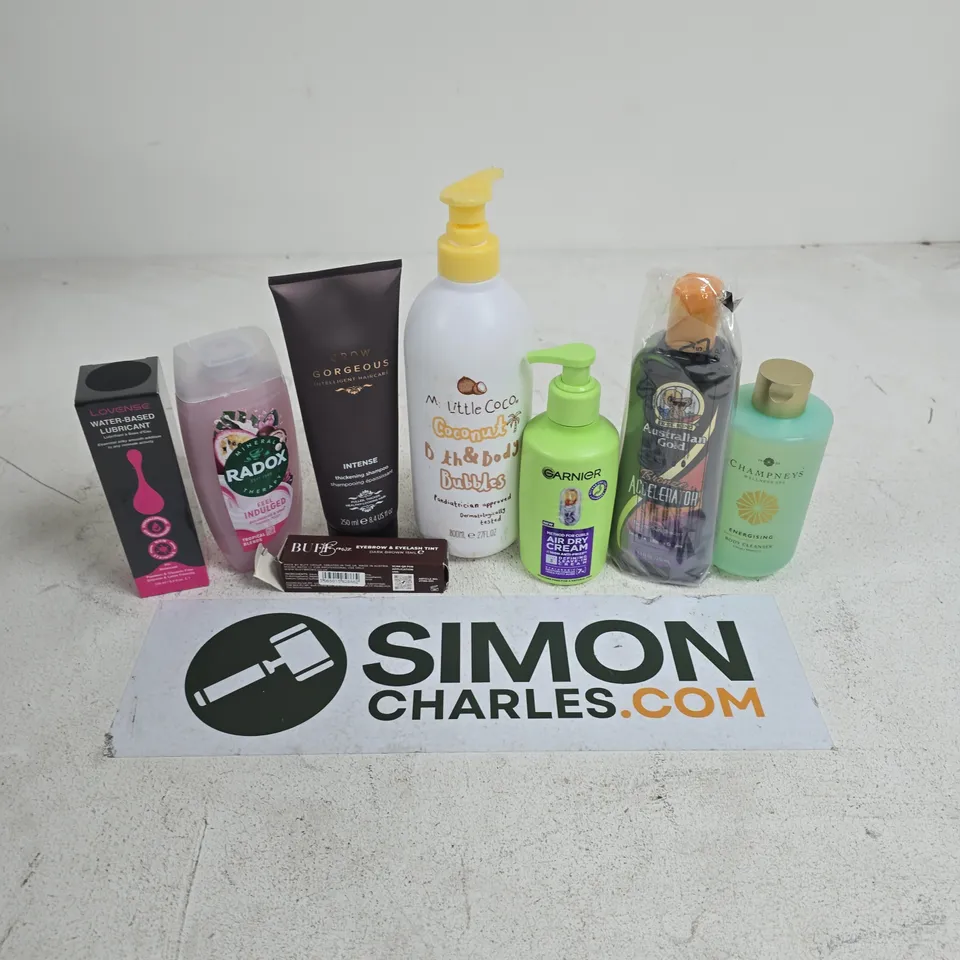 APPROXIMATELY 15 ASSORTED HEALTH & BEAUTY PRODUCTS TO INCLUDE LOVENSE WATER-BASED LUBICANT, CHAMPNEYS ENERGISING BODY CLEANSER, GARNIER AIR DRY CREAM, ETC - COLLECTION ONLY
