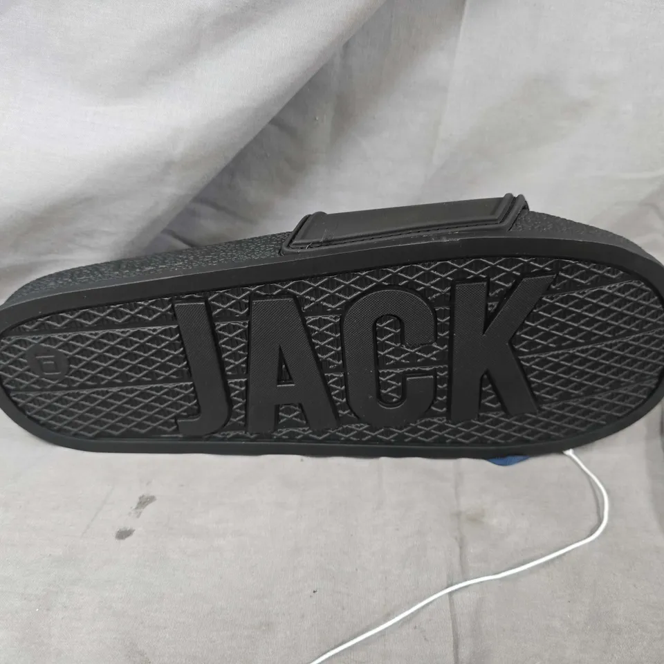 UNBOXED PAIR OF JACK WILLS LOGO SLIDERS IN BLACK - SIZE 10
