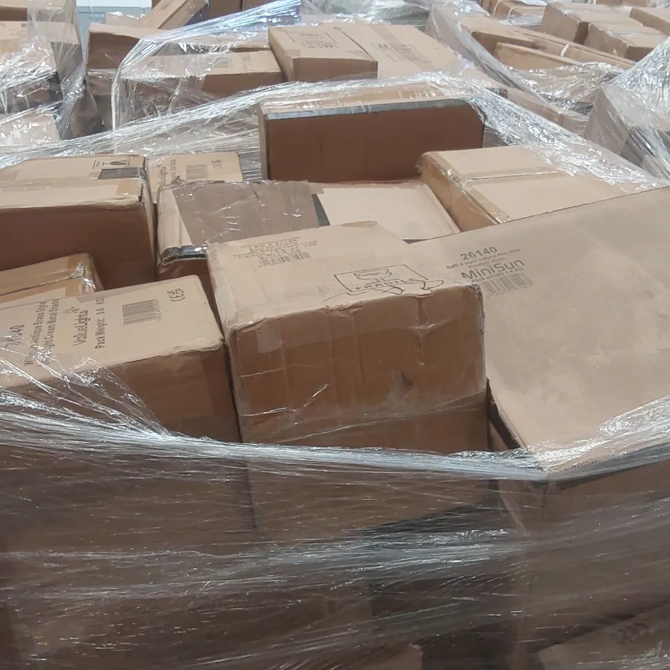 PALLET CONTAINING A VERY LARGE QUANTITY OF ASSORTED LIGHTING PRODUCTS