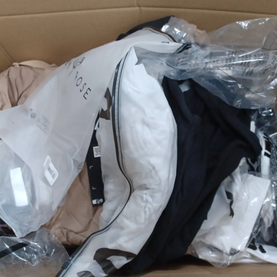 BOX OF APPROXIMATELY 25 ASSORTED CLOTHING ITEMS TO INCUDE - T-SHIRT , JERSEY , SHORTS ETC