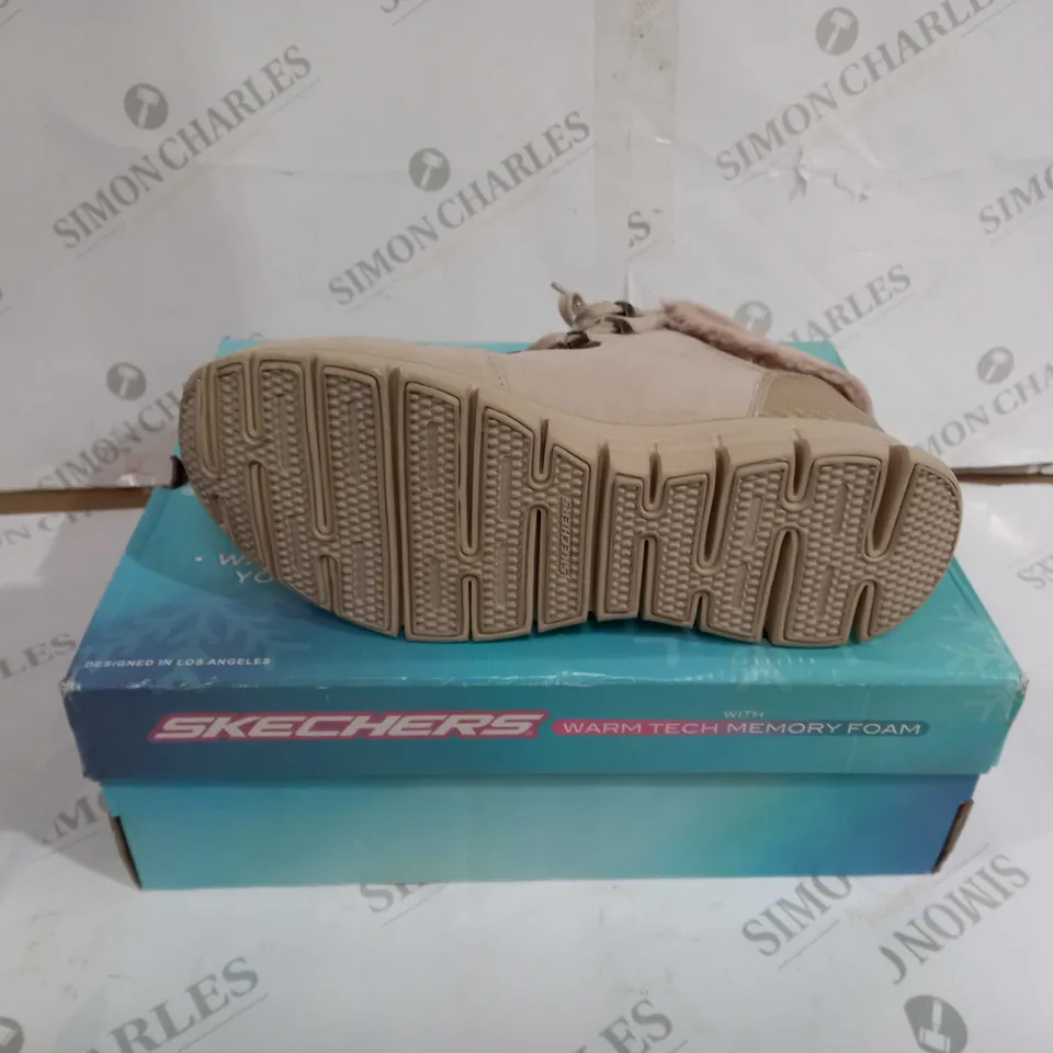 BOXED PAIR OF SKECHERS SYNERGY BOOTS NATURAL SIZE 7