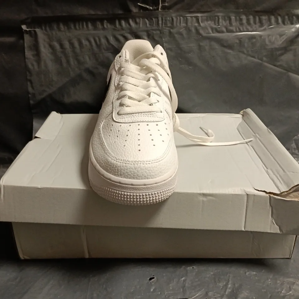 BOXED PAIR OF NIKE AIR FORCE 1 '07 TRAINERS IN WHITE/BLACK SIZE UK 9