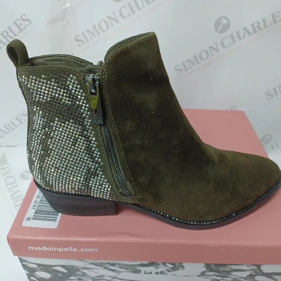 BOXED PAIR OF MODA IN PELLE KATREENA ANKLE BOOTS KHAKI, UK SIZE 7