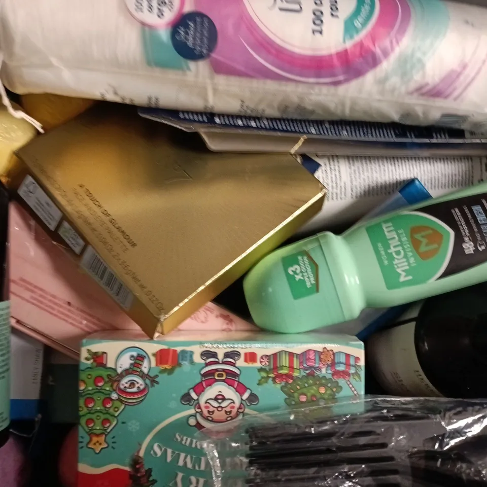 APPROXIMATELY 12 ASSORTED COSMETIC ITEMS TO INCLUDE CANTU, REGAINE, ETC - COLLECTION ONLY