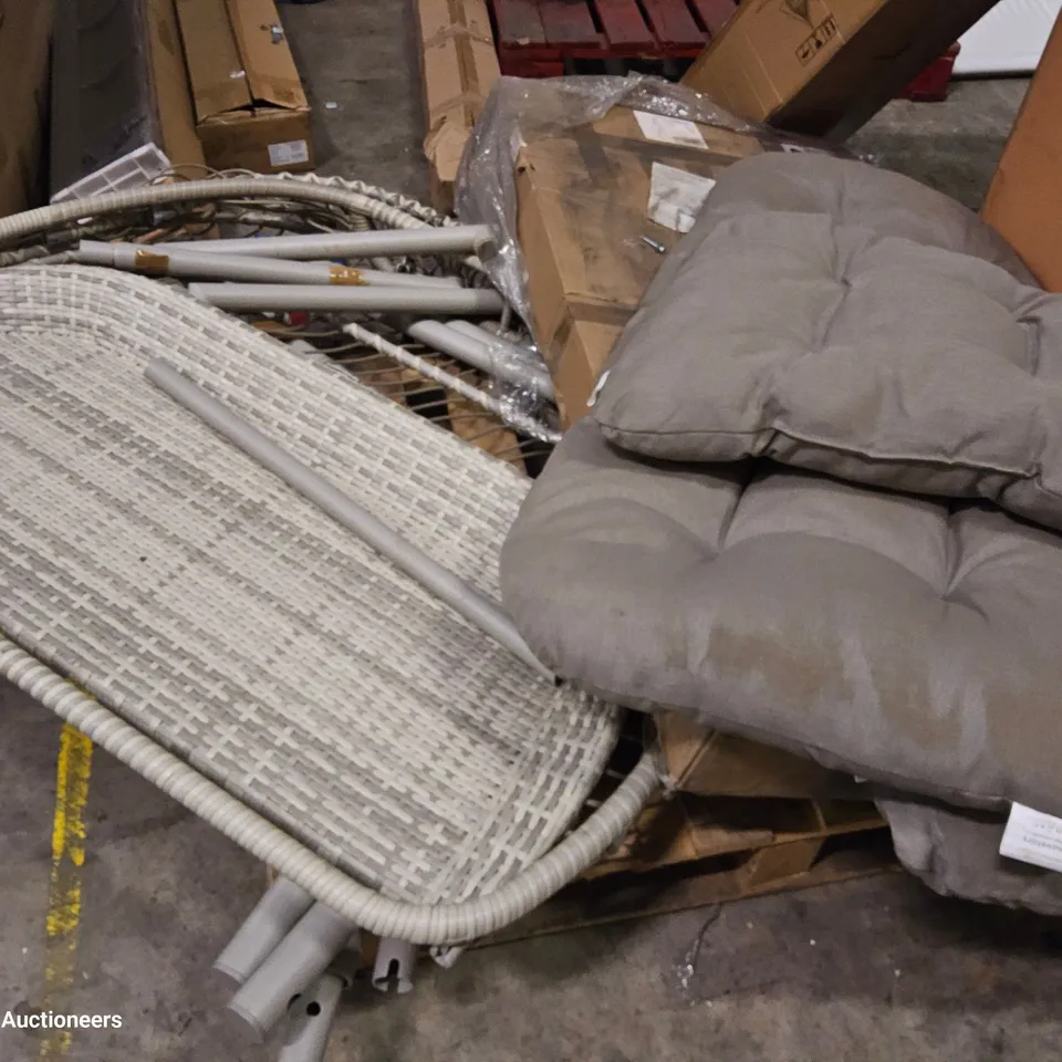PALLETOF ASSORTED GARDEN FURNITURE PARTS & CUSHIONS 