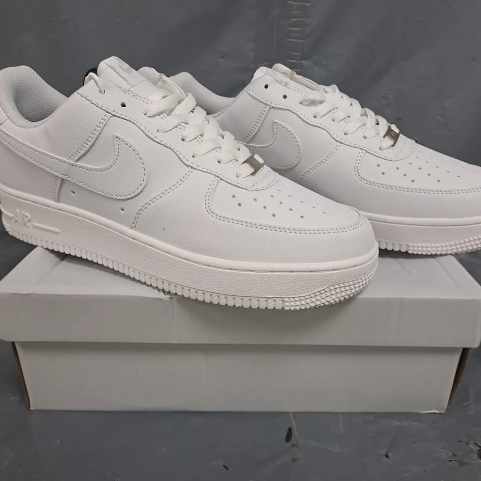BOXED PAIR OF NIKE AIR FORCE 1 '07 SHOES IN WHITE SIZE UK 9