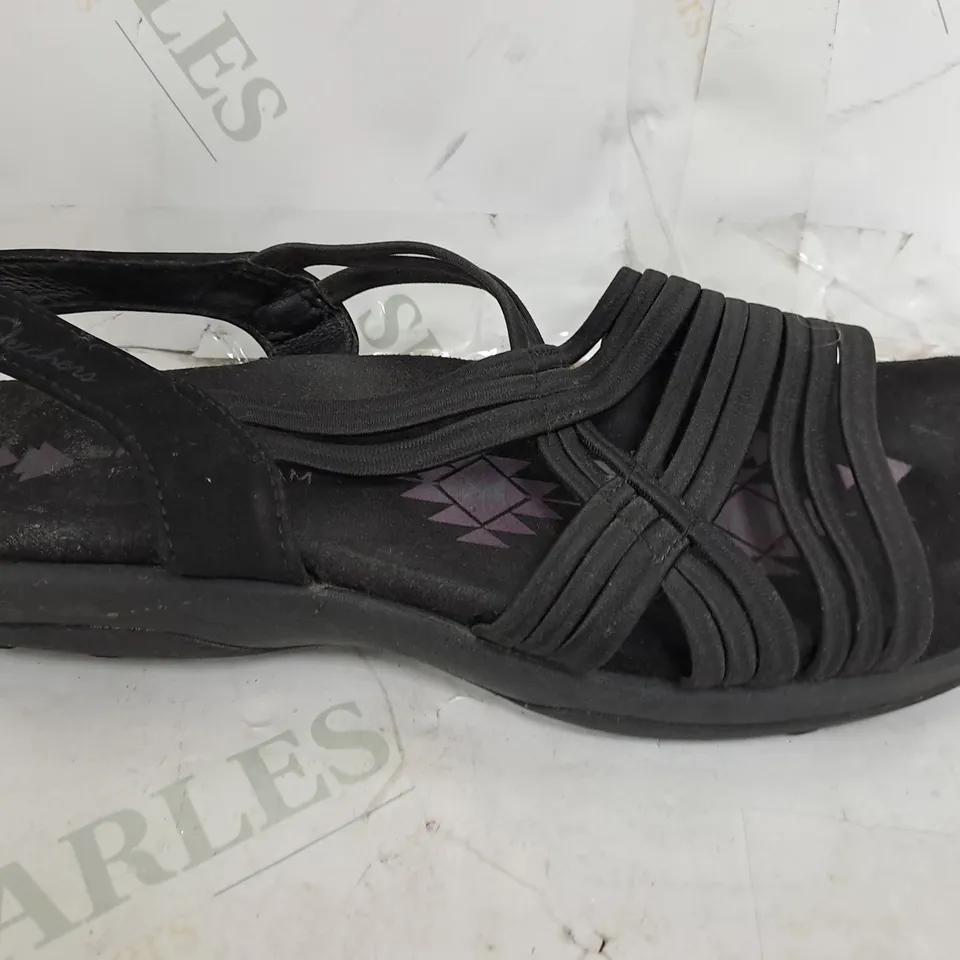 PAIR OF SKECHERS REGGAE SLIM SIMPLY STRETCH BLACK SANDALS - SIZE 4