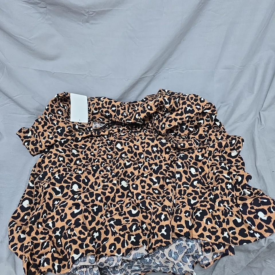 BOX OF APPROXIMATELY 25 ASSORTED CLOTHING ITEMS INCLUDING ASSOTS PURSE , WOOLEN GLOVES AND ANIMAL PRINT TOP 