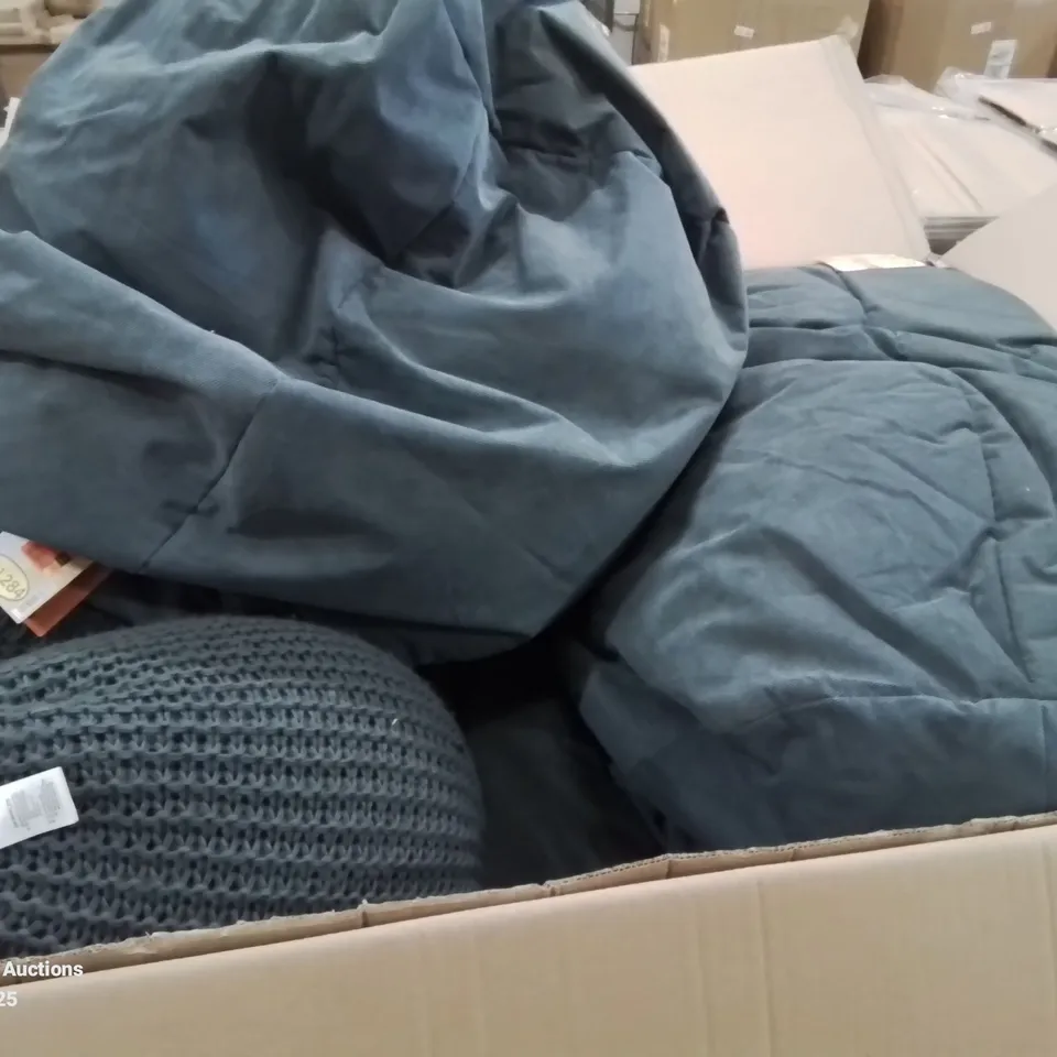 PALLET CONTAINING LARGE AMOUNT OF SOFT FABRIC POUFFE/BEANBAGS