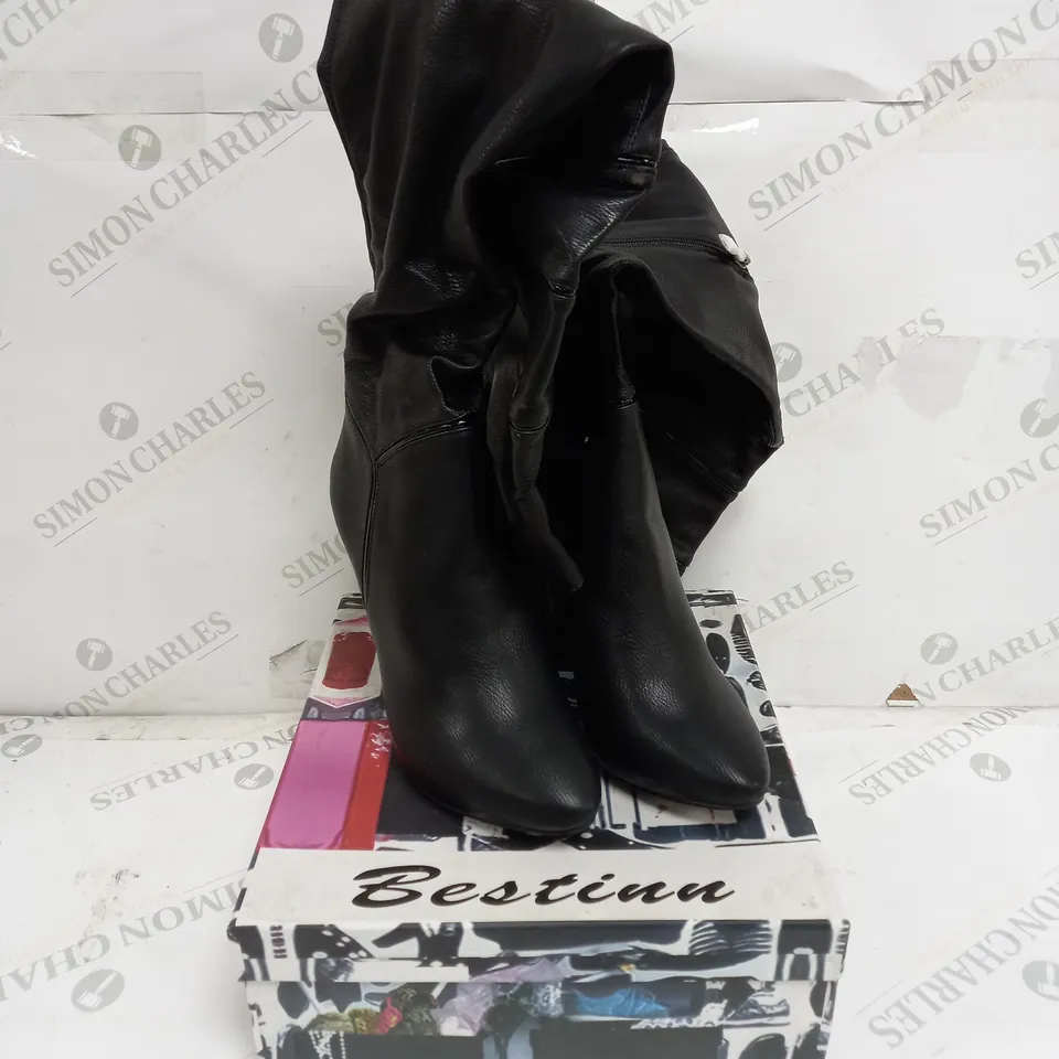 3 BOXED PAIRS OF BESTINN BLACK KNEE HIGH HEELED BOOTS IN VARIOUS SIZES 