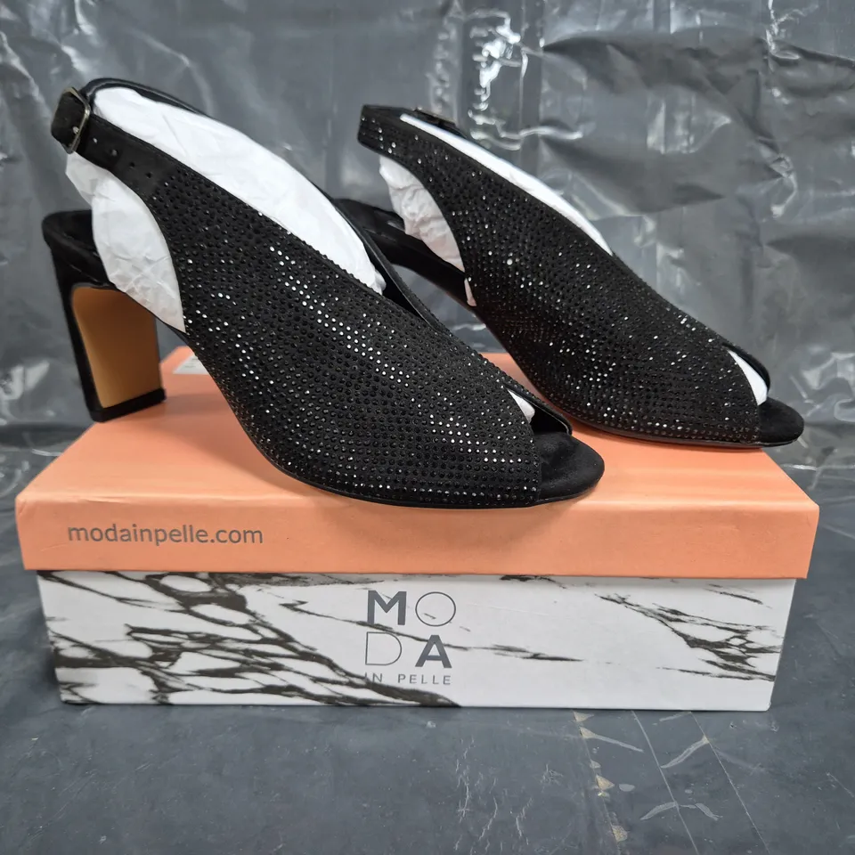 BOXED PAIR OF MODA IN PELLE CHRISTIIE SLING BACK PEEP TOE HEELS IN BLACK SIZE 5