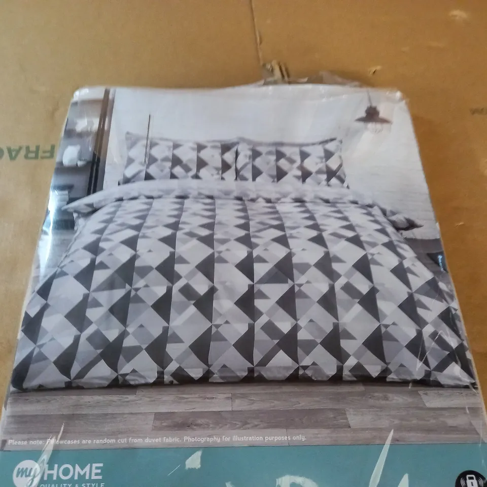 SOHO GEOMETRIC DUVET SET IN SILVER - SINGLE