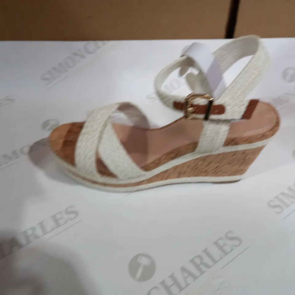 DUNE WHITE SANDALS SIZE 5 