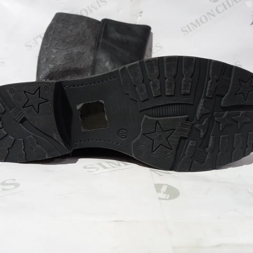 BOXED PAIR OF DESIGNER FAUX LEATHER BOOTS IN BLACK EU SIZE 40