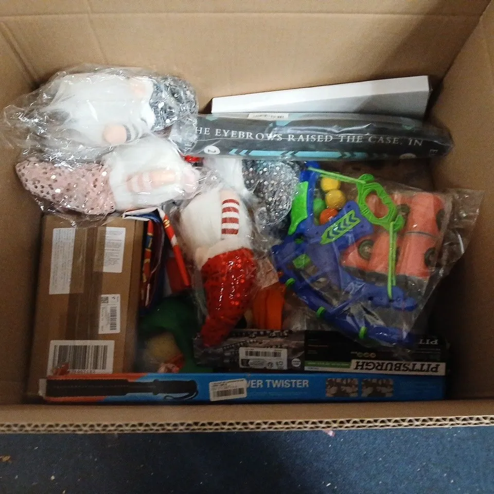 LOT OF ASSORTED TOYS AND GAMES TO INCLUDE KID STAR MICROPHONE, DRESS UP HAT AND GONK PLUSHIES