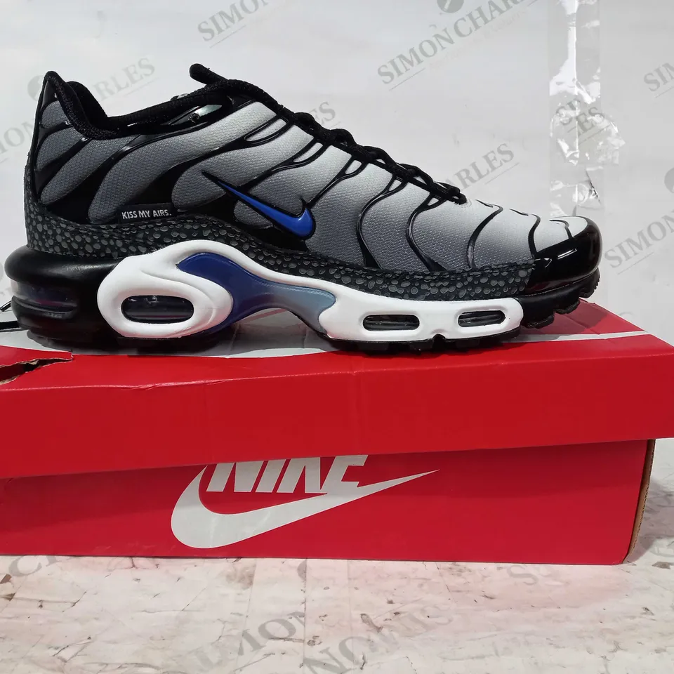 BOXED PAIR OF NIKE AIR MAX PLUS SHOES IN GREY/BLUE UK SIZE 11