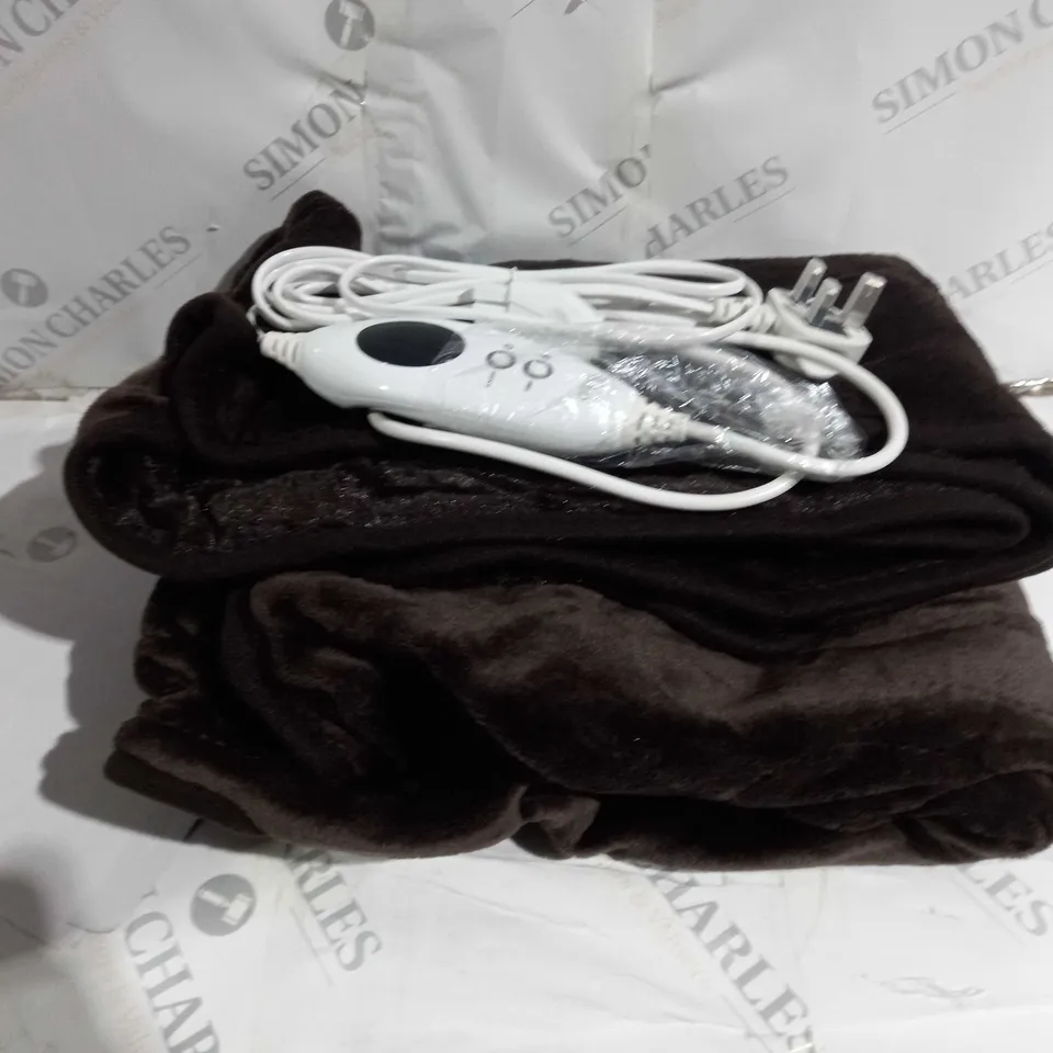 BOXED COZEE HOME FAUX FUR HEATED THROW IN CHOCOLATE