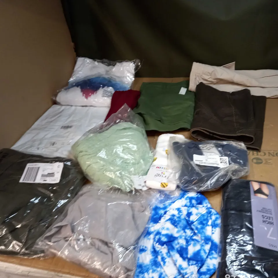 BOX OF APPROX 35 ASSORTED CLOTHING ITEMS TO INCLUDE - DRESSES, T-SHIRTS AND TROUSERS