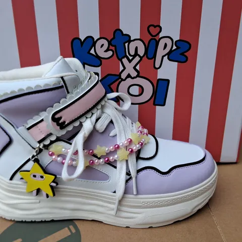 BRAND NEW BOXED KOI KETNIPZ UR A STAR HI-TOP TRAINERS IN PURPLE/WHITE - UK 5