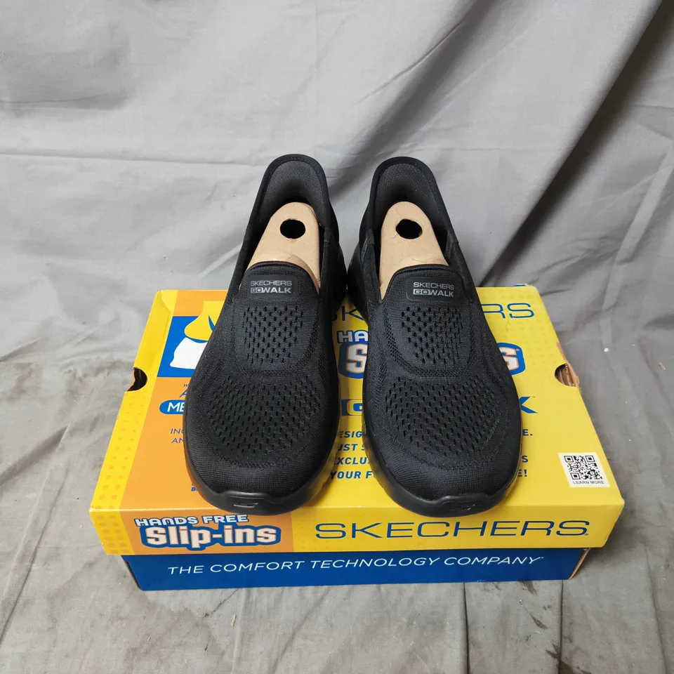BOXED PAIR OF SKECHERS GO FLEX WALK TRAINERS IN BLACK - UK 6