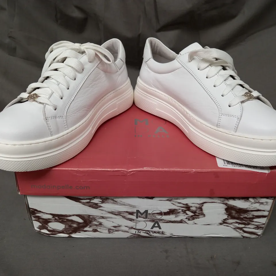 BOXED PAIR OF MODA IN PELLE TRAINERS IN WHITE PINK SIZE 7