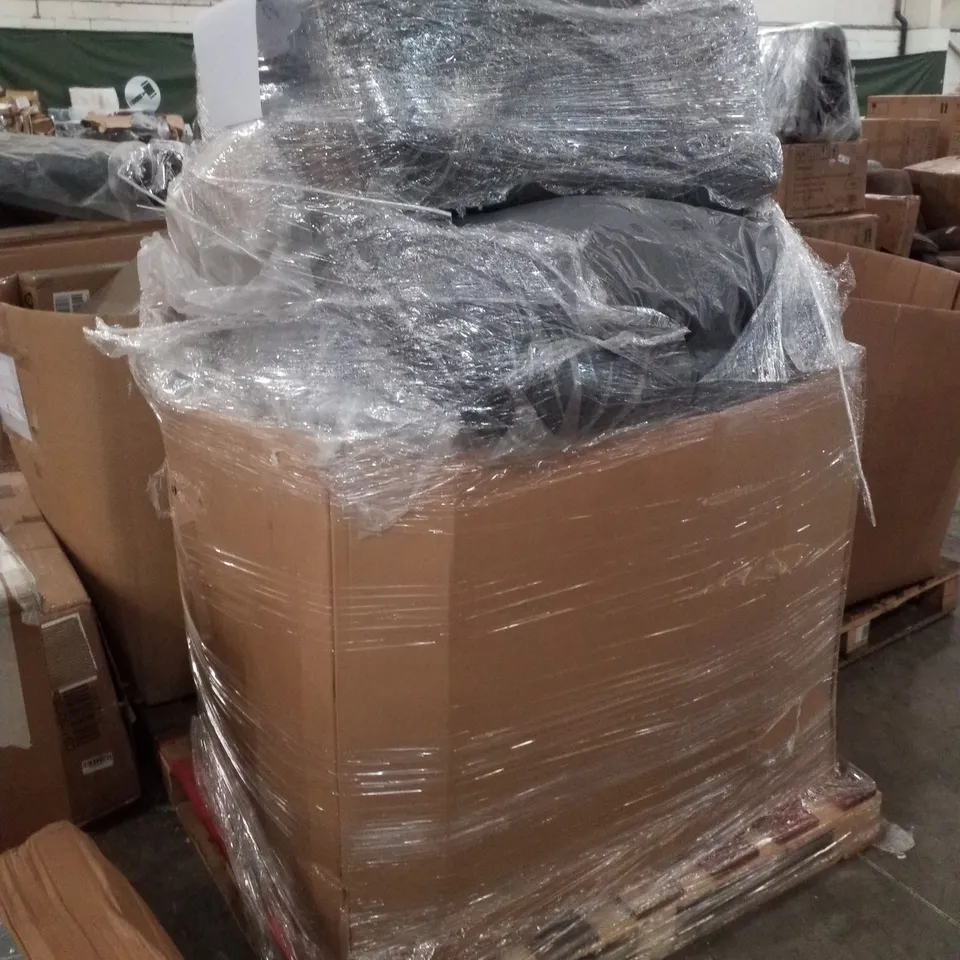 PALLET CONTAINING ASSORTED CUSHIONS