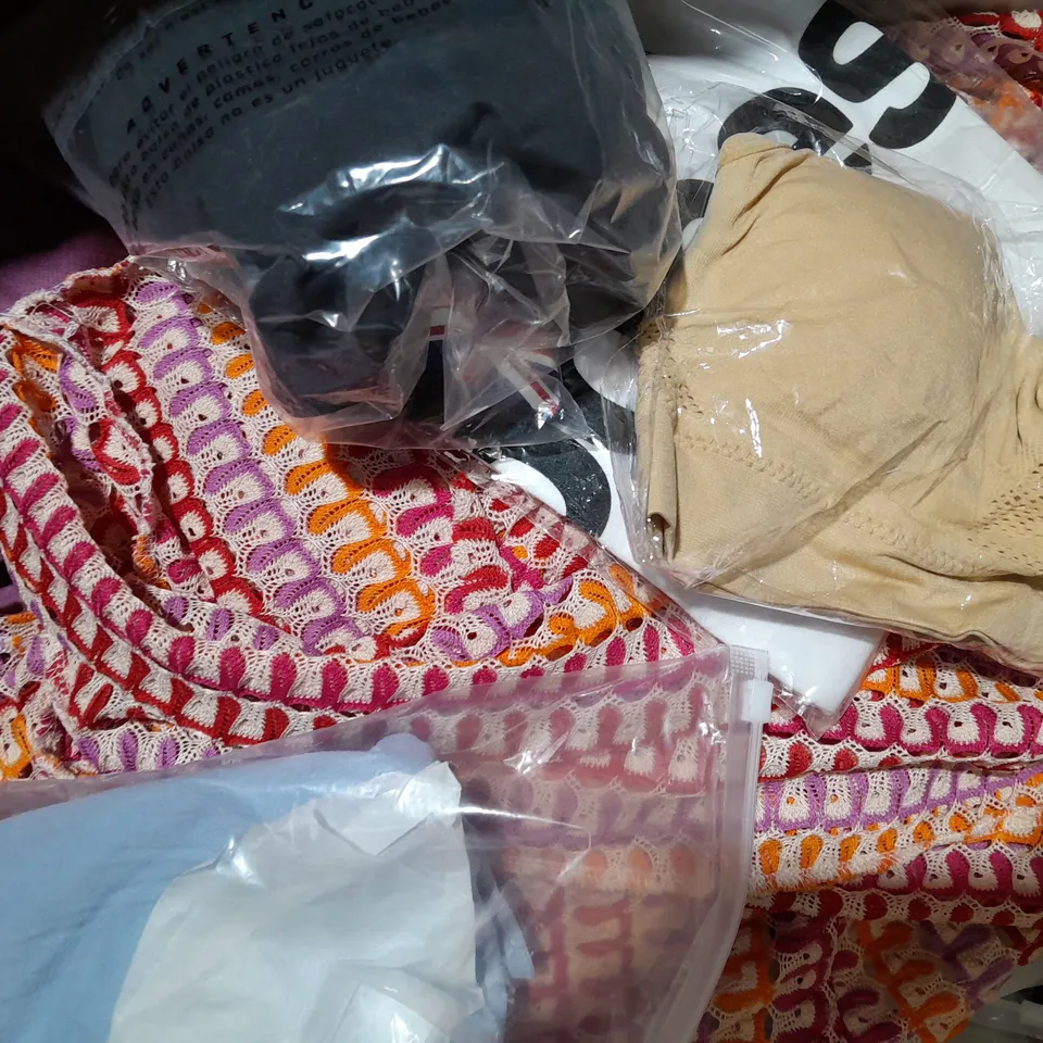 APPROXIMATELY 50 ASSORTED CLOTHING ITEMS TO INCLUDE - HOODIE T-SHIRT, JEANS ETC. 