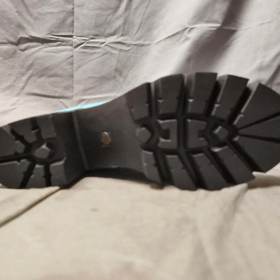 BOXED PAIR OF UNBRANDED BLOCK HEEL ANKLE BOOTS IN SKY BLUE SIZE UK 6.5