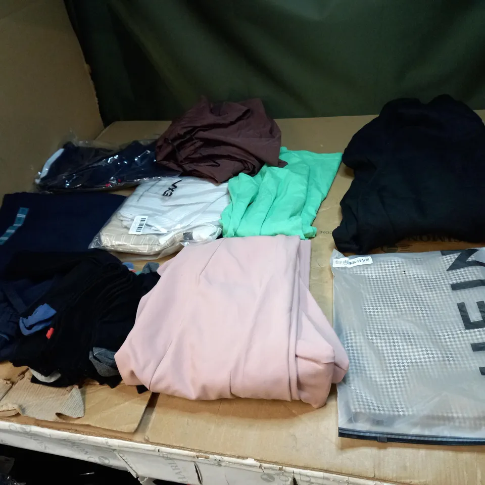 LOT OF APPROX 20 ASSORTED CLOTHING ITEMS VARYING IN SIZE/COLOUR/STYLE TO INCLUDE: TROUSERS, DRESSES, JUMPERS
