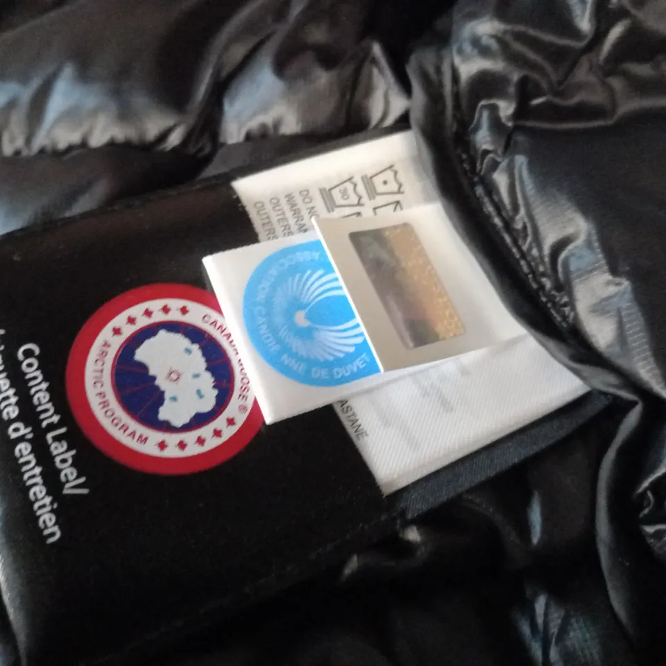 CANADA GOOSE HYBRIDGE COAT IN BLACK - M/M