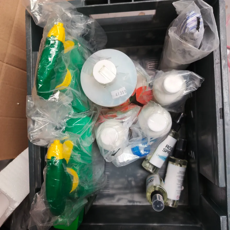 TOTE OF APPROXIMATELY 14 HOUSEHOLD LIQUIDS TO INCLUDE DOMESTOS BLEACH, UNSTOPPABLE ROOM SPRAY AND FABULOSA MULTI PURPOSE CLEANER