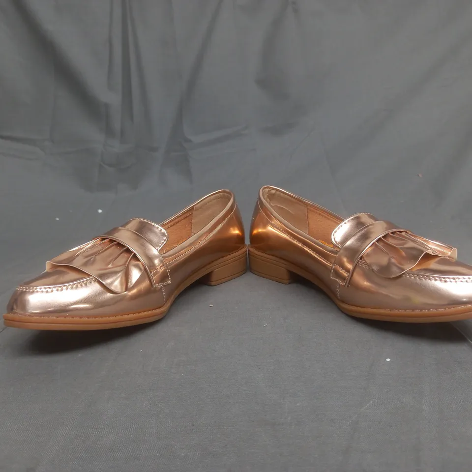 BOXED PAIR OF KELSI ROSE GOLD LOAFERS SIZE 4